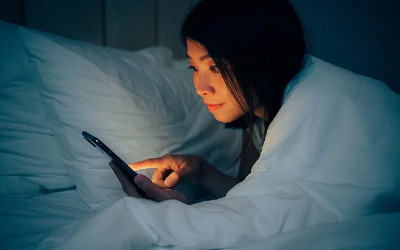 女子熬夜致免疫力低下確診紫癜！警惕：熬夜的危害可不止一個